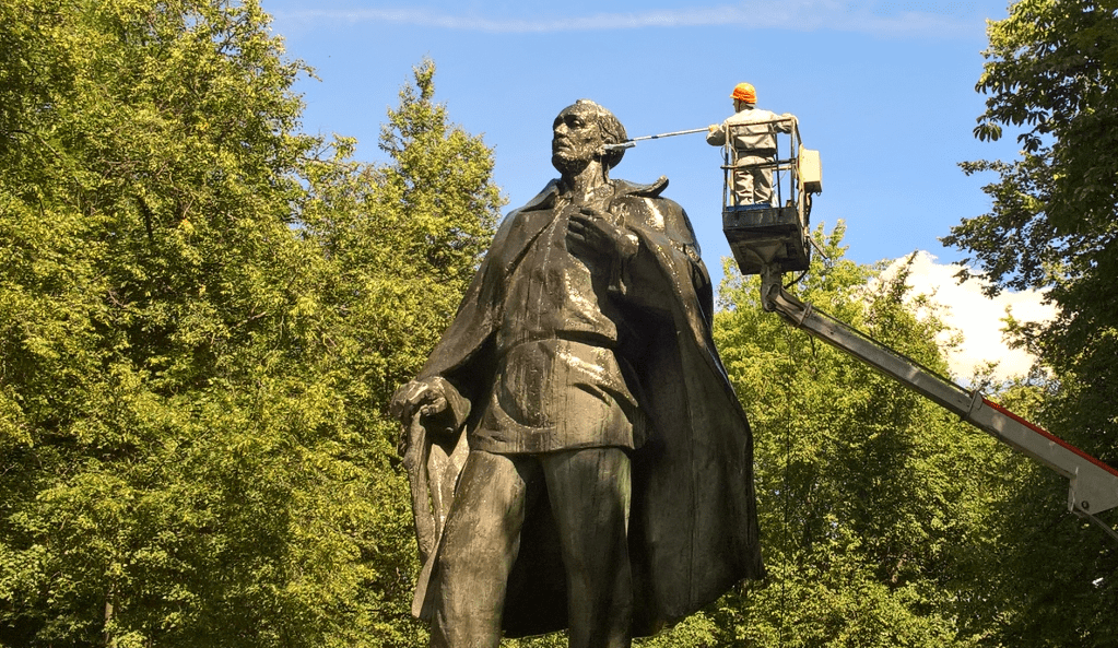 Акция по чистке памятника Янки Купалы